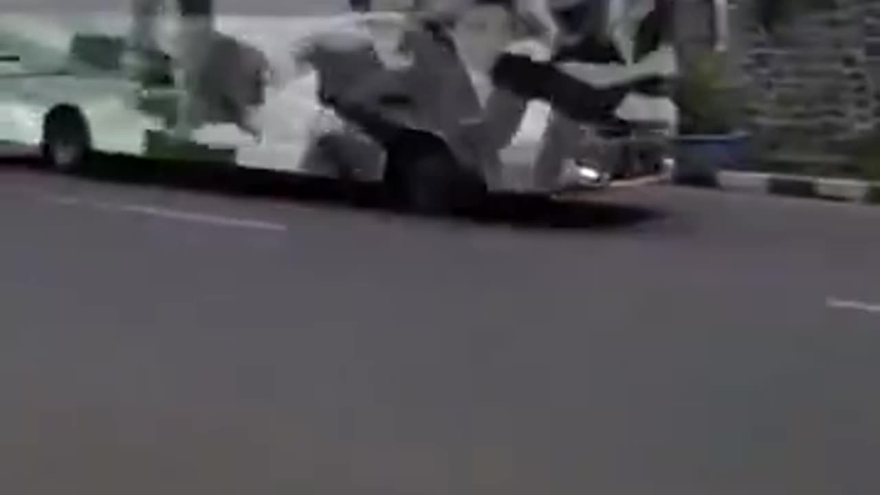 3D Holographic Advertising on a Bus in China... Not Too Distracting Is It?