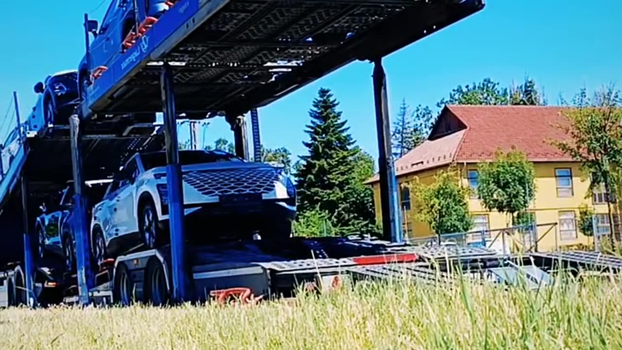 See the Open Trailer Car Unloading Process in Action! 🚚🚘