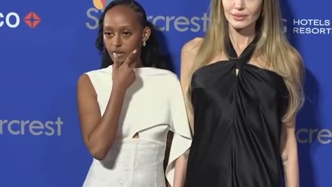 #AngelinaJolie llegó con su hija Zahara, Al Festival Internacional de Cine de Palm Springs.