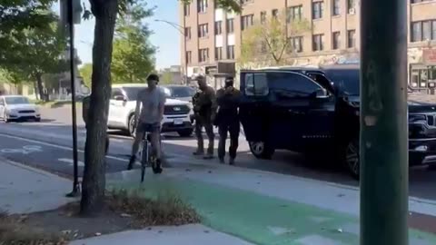 ICE / Border Patrol threatening to arrest a cyclist for following and recording in Chicago
