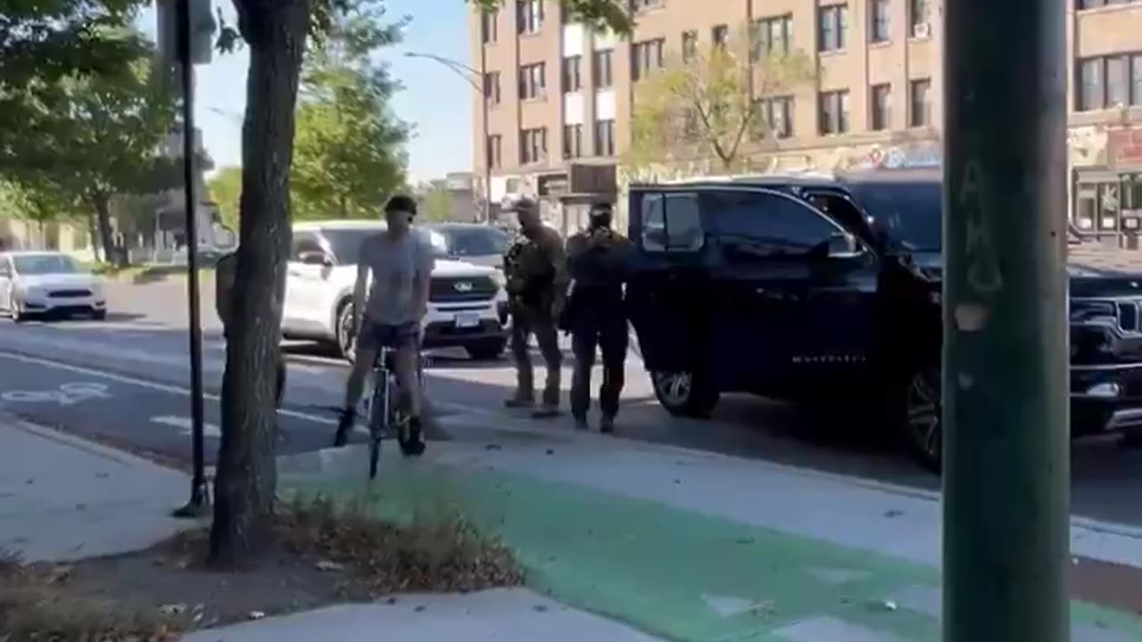 ICE / Border Patrol threatening to arrest a cyclist for following and recording in Chicago