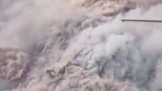 Impactante colapso de un puente recién inaugurado en China