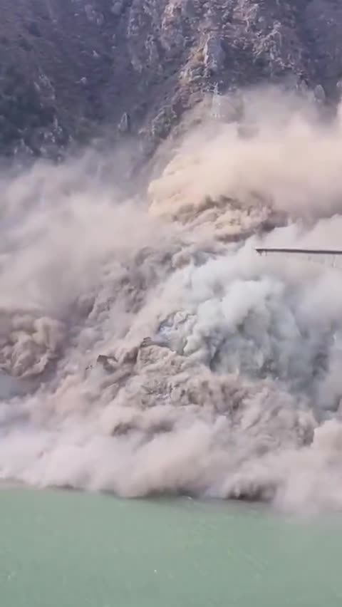 Impactante colapso de un puente recién inaugurado en China