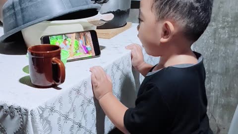 Tan-aw sa salida si Isaiah while gibantayan sa iyang lola Janet