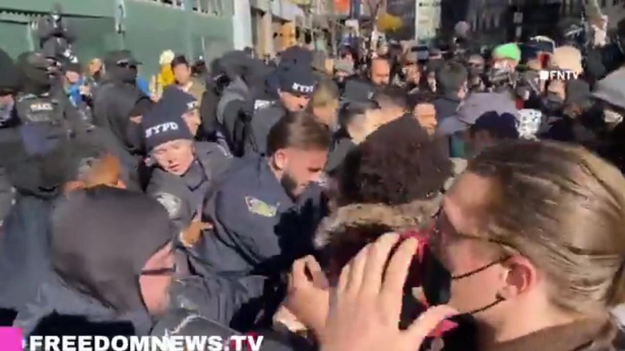Radical Anti-ICE Protesters Clashing w/ NYPD & still blocking fed immigration officials