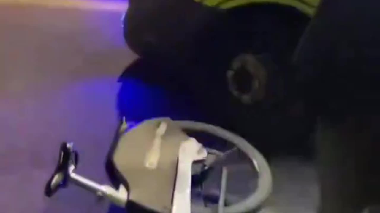 British police run away from Migrants instead of arresting