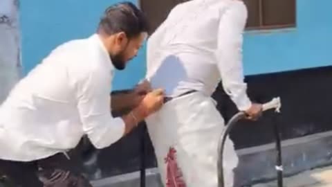 Kisi aadami ko patakhe bandh diye iska HAL dekhiae 6