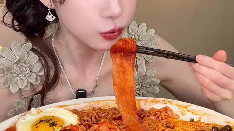 随便吃点吧，火鸡面拼盘之菌菇家族和蓝龙虾开会咯~#深夜放毒 #一起吃饭吧 #菌菇