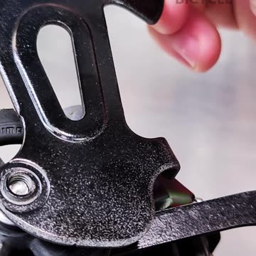 How to assemble and lubricate a bicycle rear derailleur