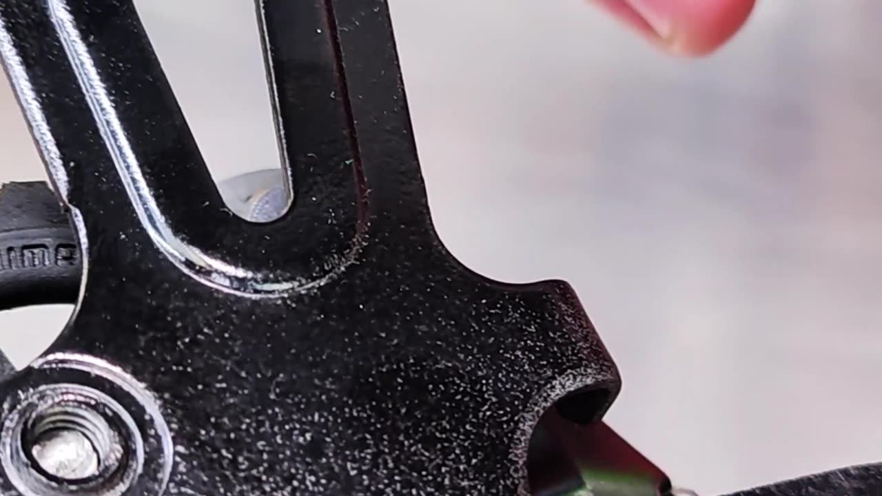 How to assemble and lubricate a bicycle rear derailleur