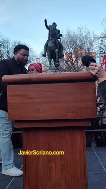 Nurses support migrants.