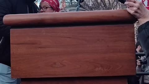 Nurses support migrants.