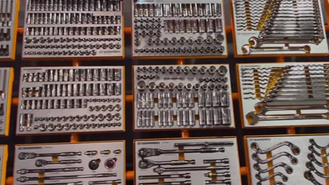 Mechanic Examines MEGAMOD Master Sets for GearWrench Tools