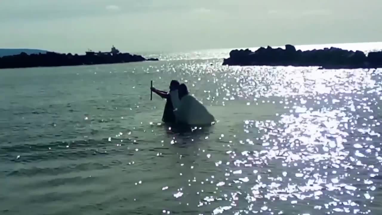 Η ΘΑΛΑΣΣΑ ΕΣΤΡΑΦΗ ΕΙΣ ΤΑ ΟΠΙΣΩ