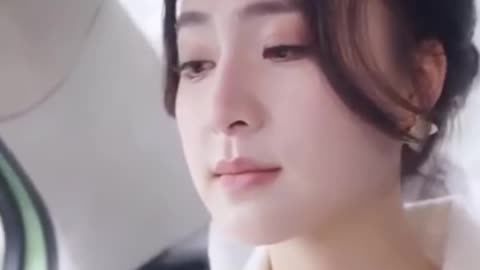Người vợ đứng nhìn chồng và nh=ân t=ình