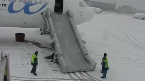 Surprised How Guy Love Their Job #ICE #Aviation #Fly #AeroArduino