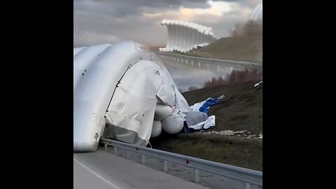 Escena surrealista con una carpa inflable gigante en una carretera rusa