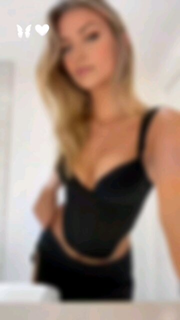 Rate my outfit 1-10 • • • 💓 • • • #outfit #pool #explore #jeans