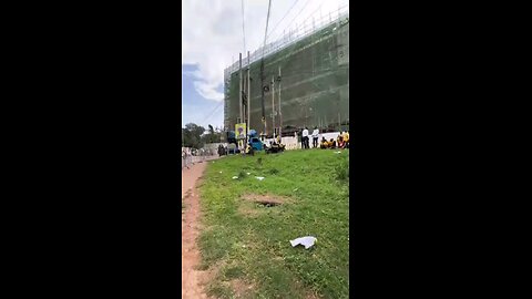 Eii this guy..😂 what is he telling them..