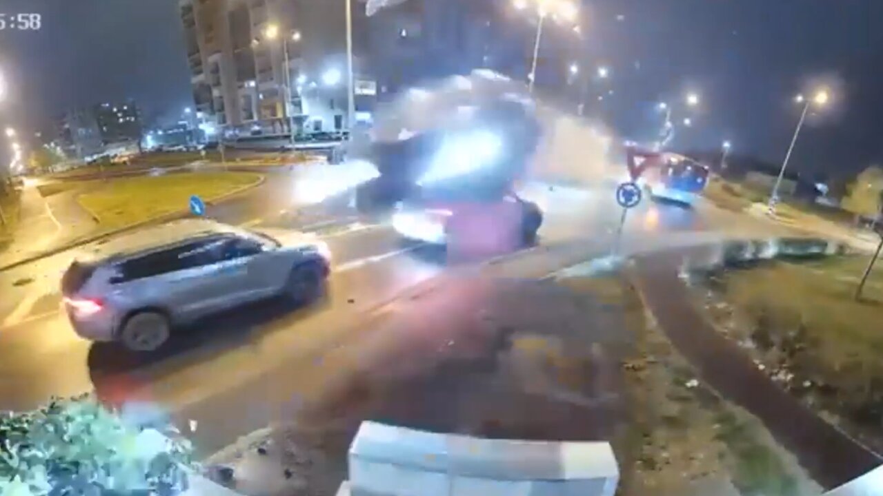 Un auto despega y vuela por encima de otros coches en Rumanía