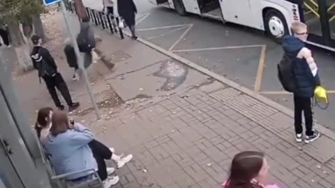 🚨😱 Terrifying Bus Accident! Child’s Leg Trapped in Door & Dragged as Bus Moves 😨🚌