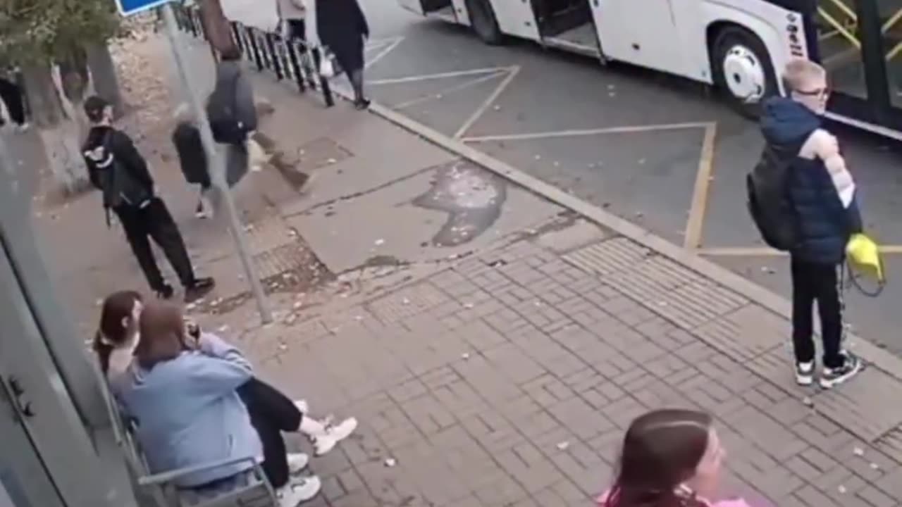 🚨😱 Terrifying Bus Accident! Child’s Leg Trapped in Door & Dragged as Bus Moves 😨🚌