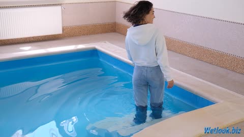Wetlook girl in jeans