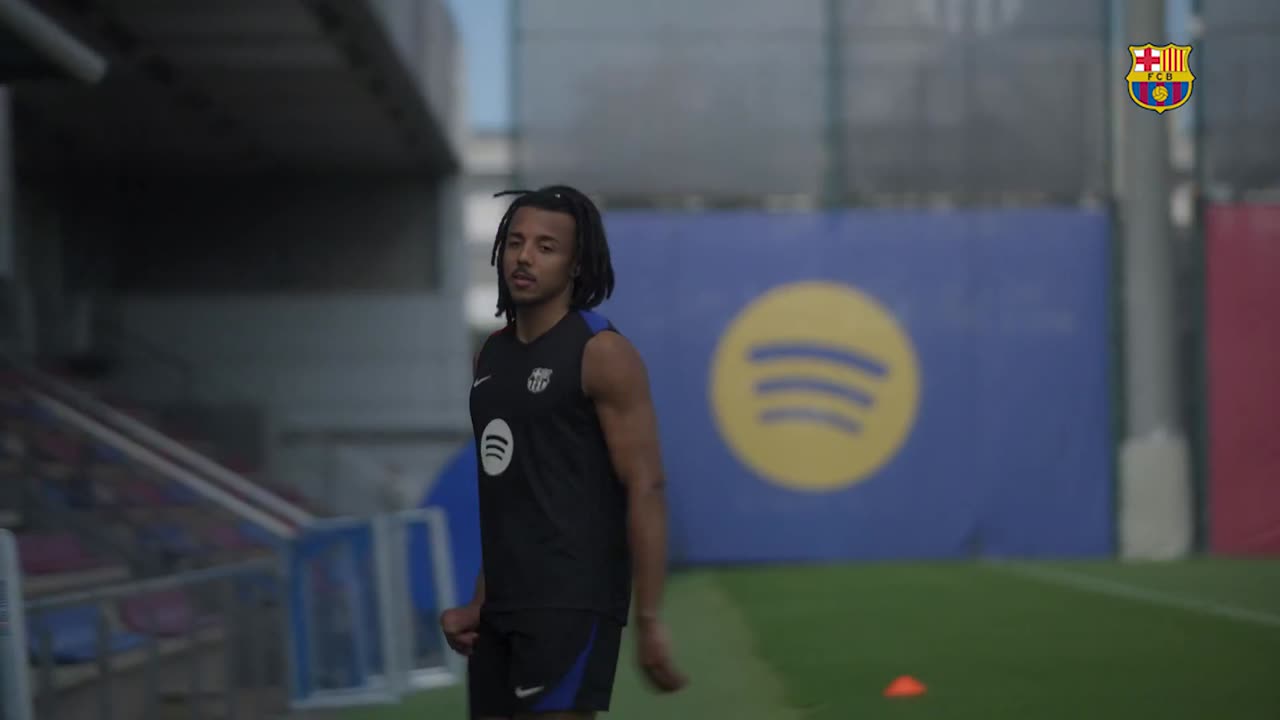 Spotted: Hansi Flick's sweet gesture towards Pedri and Ferran during Barca training