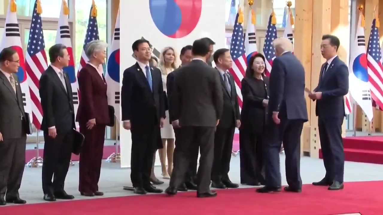 . @POTUS greets the South Korean delegation in Gyeongju 🇺🇸🇰🇷