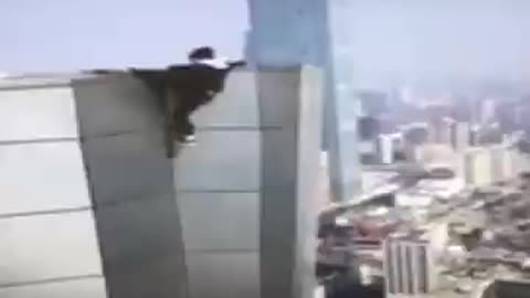 2017年 動画配信者でありパフォーマーの、吴永宇は高楼から力尽きて落下した。