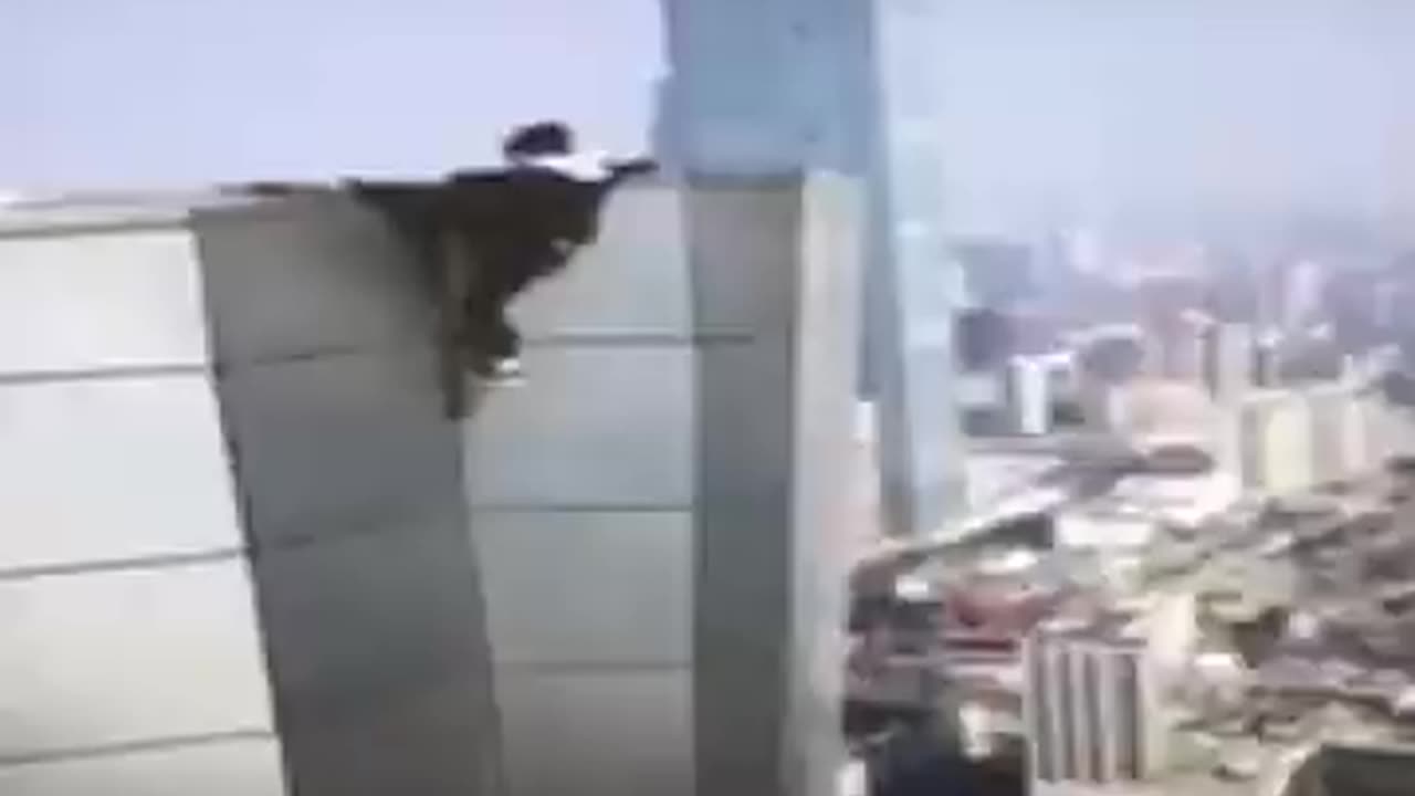 2017年 動画配信者でありパフォーマーの、吴永宇は高楼から力尽きて落下した。