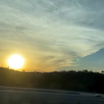 Spójrz, jak ten chemiczny smug rozprzestrzenia się po niebie. Nadchodzący ścieg