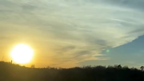 Spójrz, jak ten chemiczny smug rozprzestrzenia się po niebie. Nadchodzący ścieg