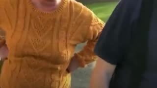 Discusión vecinal... por un niño que pisó el césped