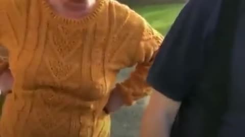 Discusión vecinal... por un niño que pisó el césped