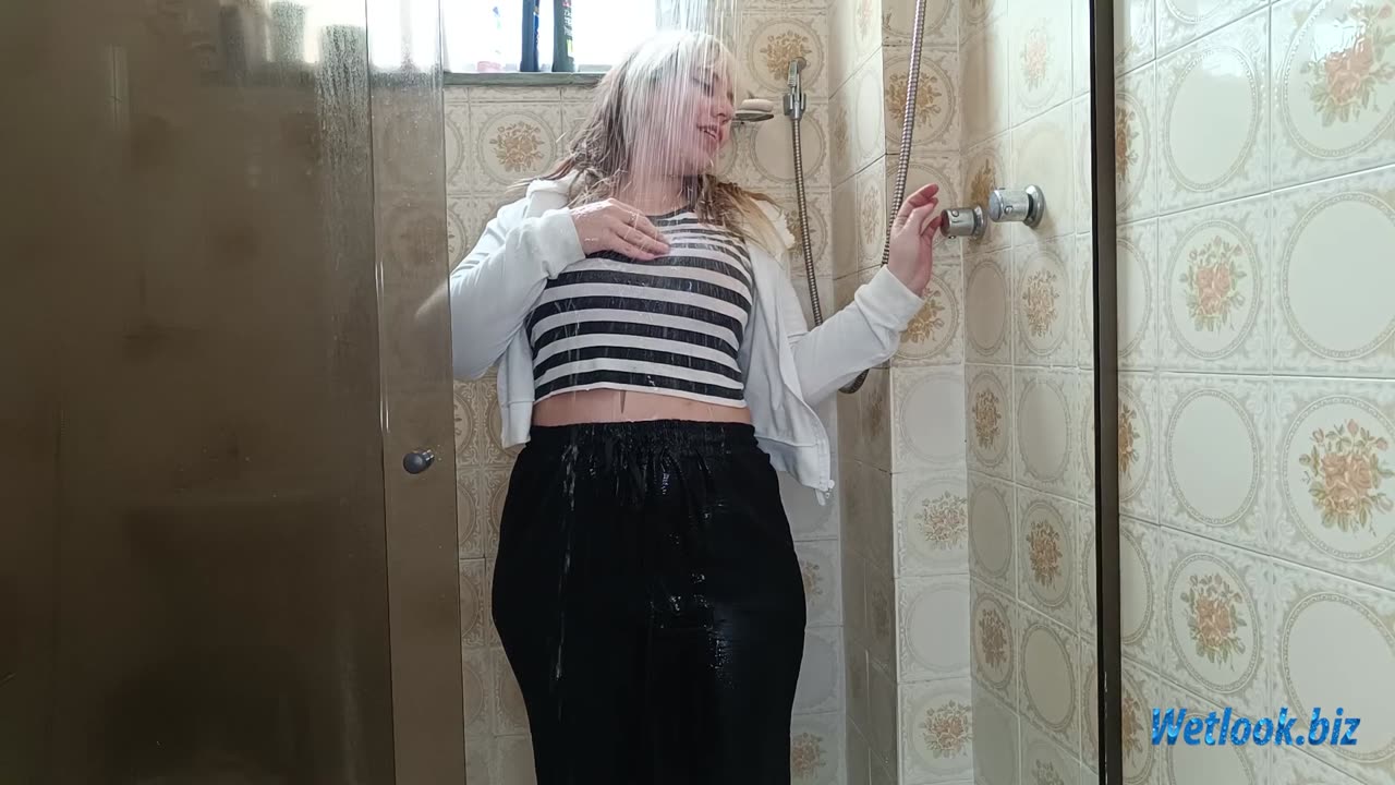 Wetlook girl in shower