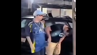 Mujer se disfraza de hombre para vigilar a su esposo