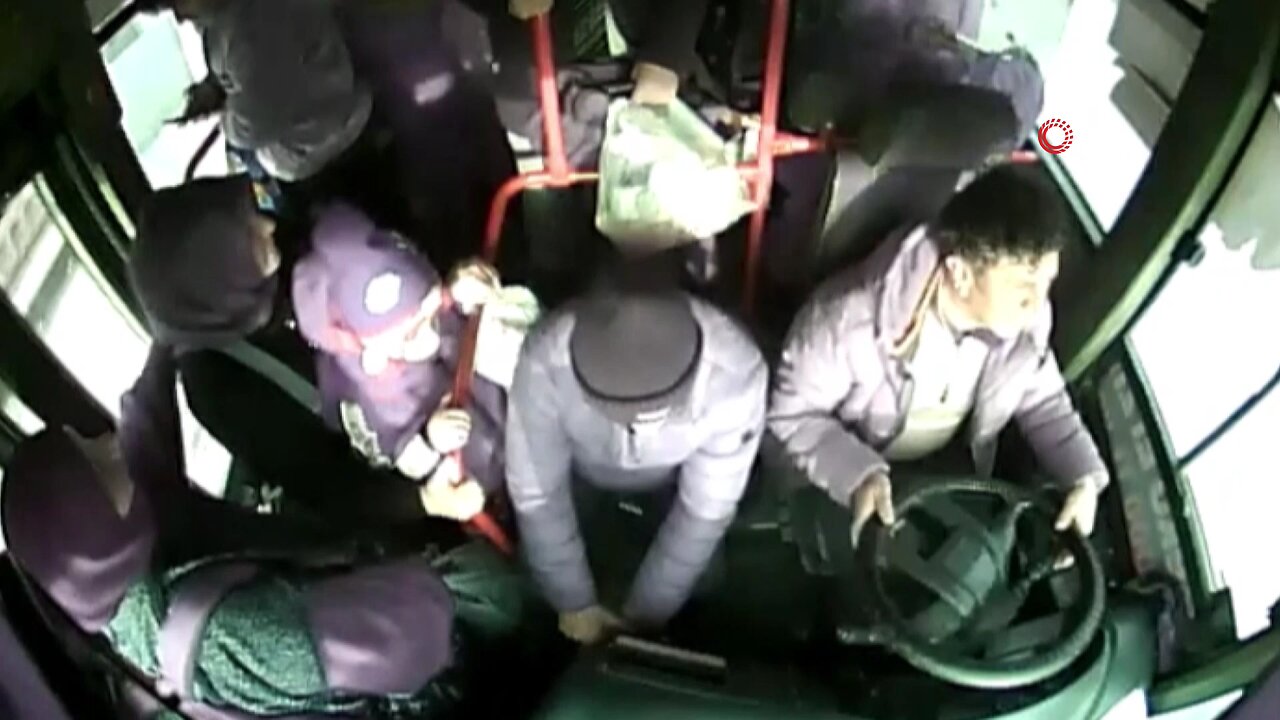 Jandarma personeli olduğunu öne süren şahıs otobüsün önünü kesip camı kırdı, sürücüye bağırdı