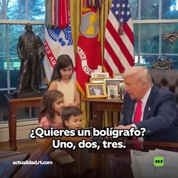 Lanzan huevos a Luis Rubiales en la presentación de su libro