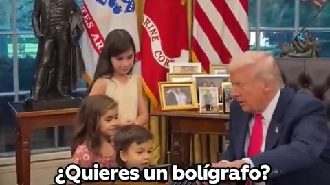 Lanzan huevos a Luis Rubiales en la presentación de su libro