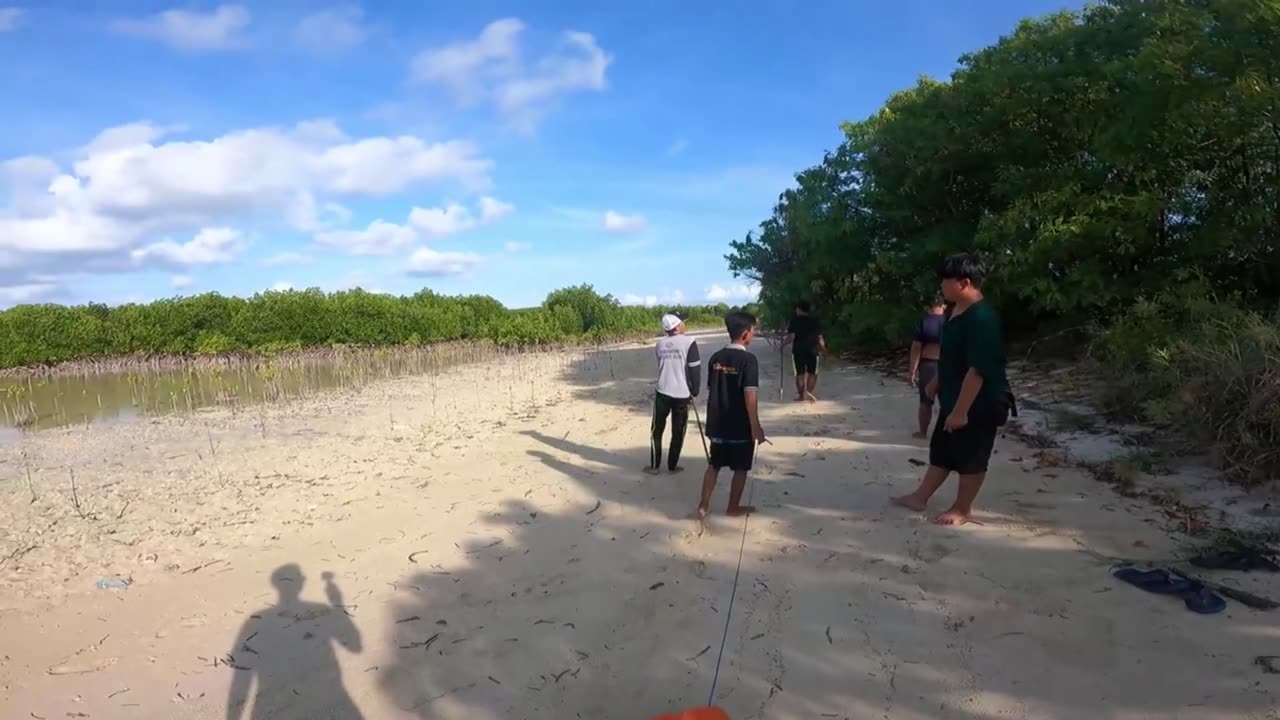 Crab Hunting in the Mangrove Forest with Friends - Part 1