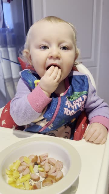 Good Baby Eating With Her Hands 😋🖐️