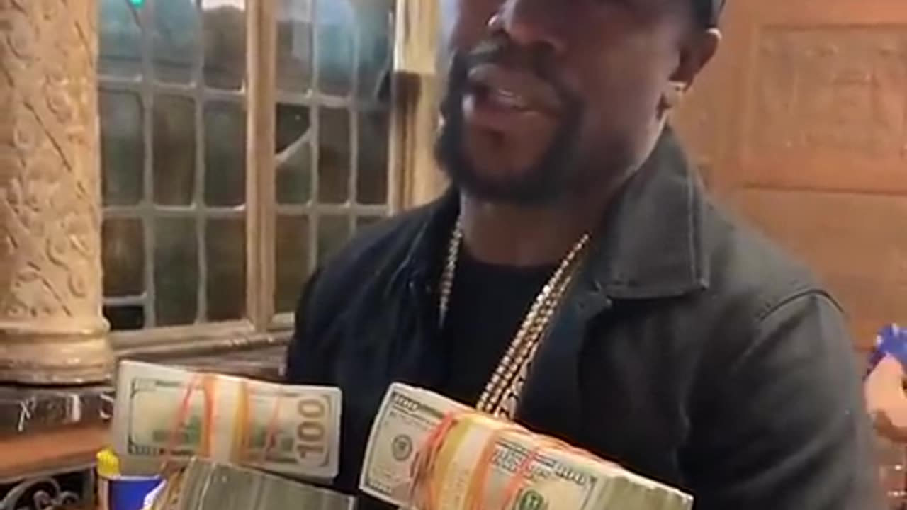 FLOYD MAYWEATHER SHOWING OFF $100,00,00 TBE TMT