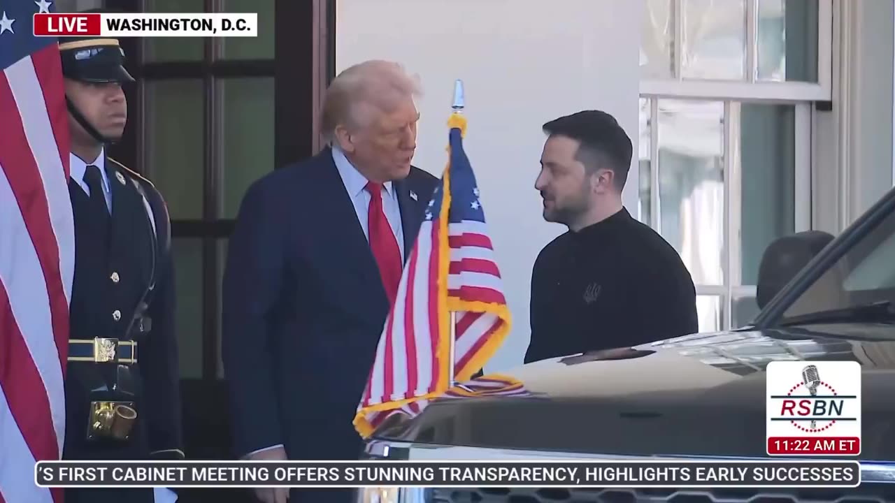 Zelensky arriva alla Casa Bianca vestito come un cafone