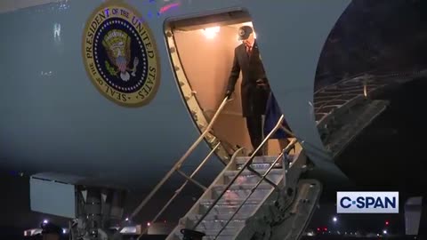 Pudding Brain w/fake doctor Jill used short stairs as they exited Air Force One for the final time