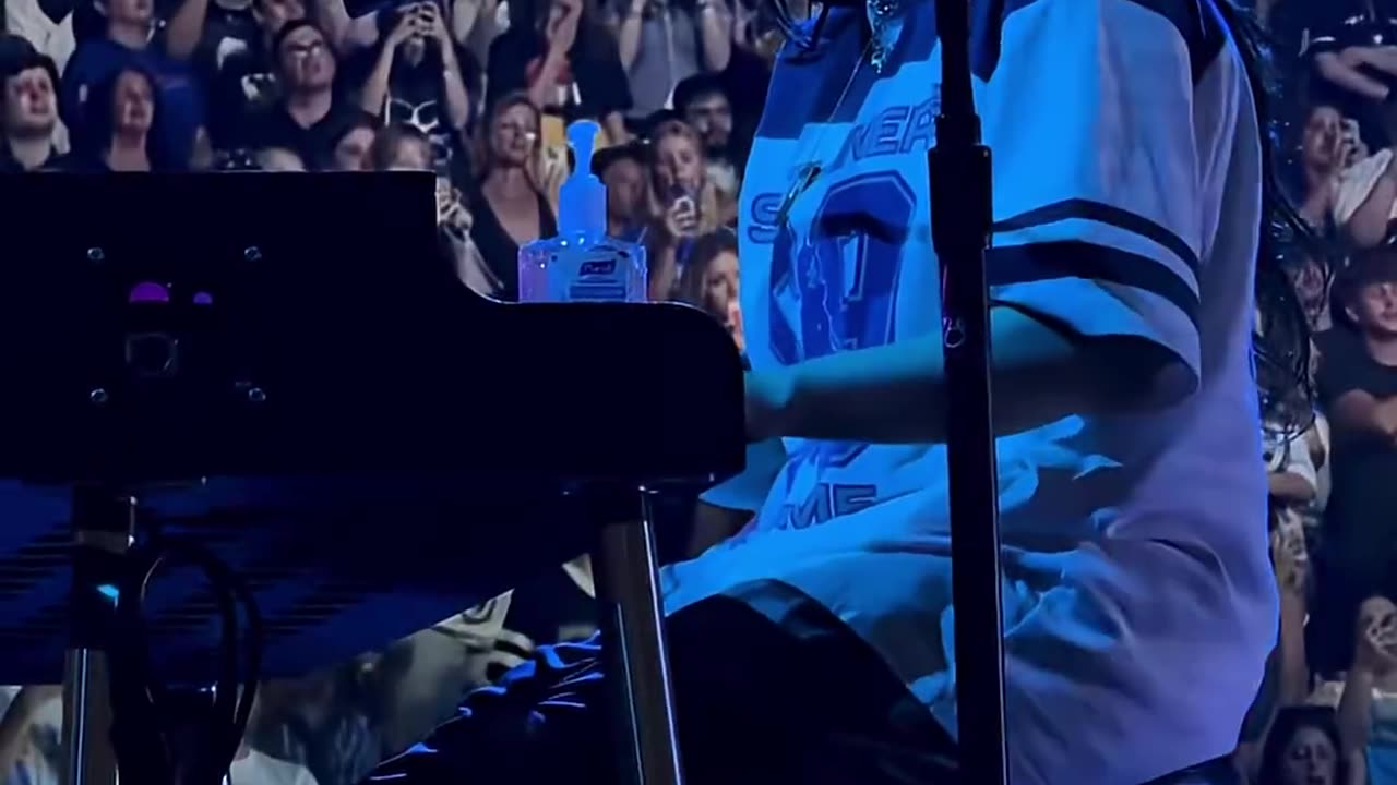 Billie performing “ocean eyes” in Melbourne, Australia