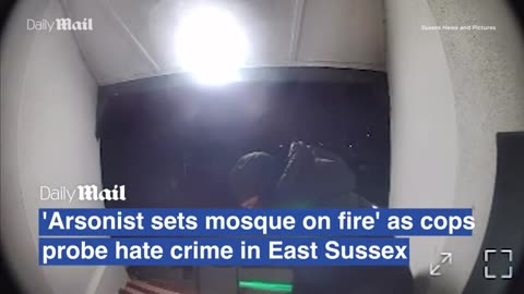 Digjet xhamia me dy persona brenda në qytetin anglez