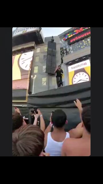 I went to concerts back in the day and performers did not dive into crowds...that were not there😳