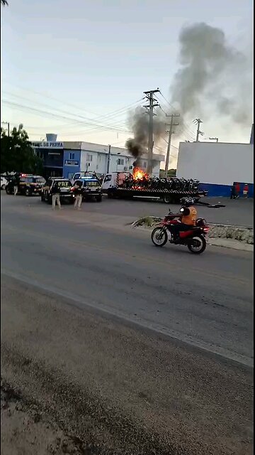 população incendeia proprios veiculos