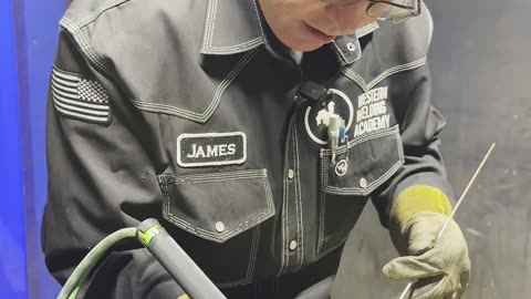 Instructor James breaking down the difference between free-handing and walking the cup 👨‍🏭